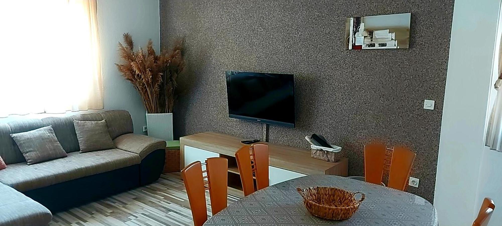 Apartmani Balan S Vanjskim Bazenom Trogir Exterior photo